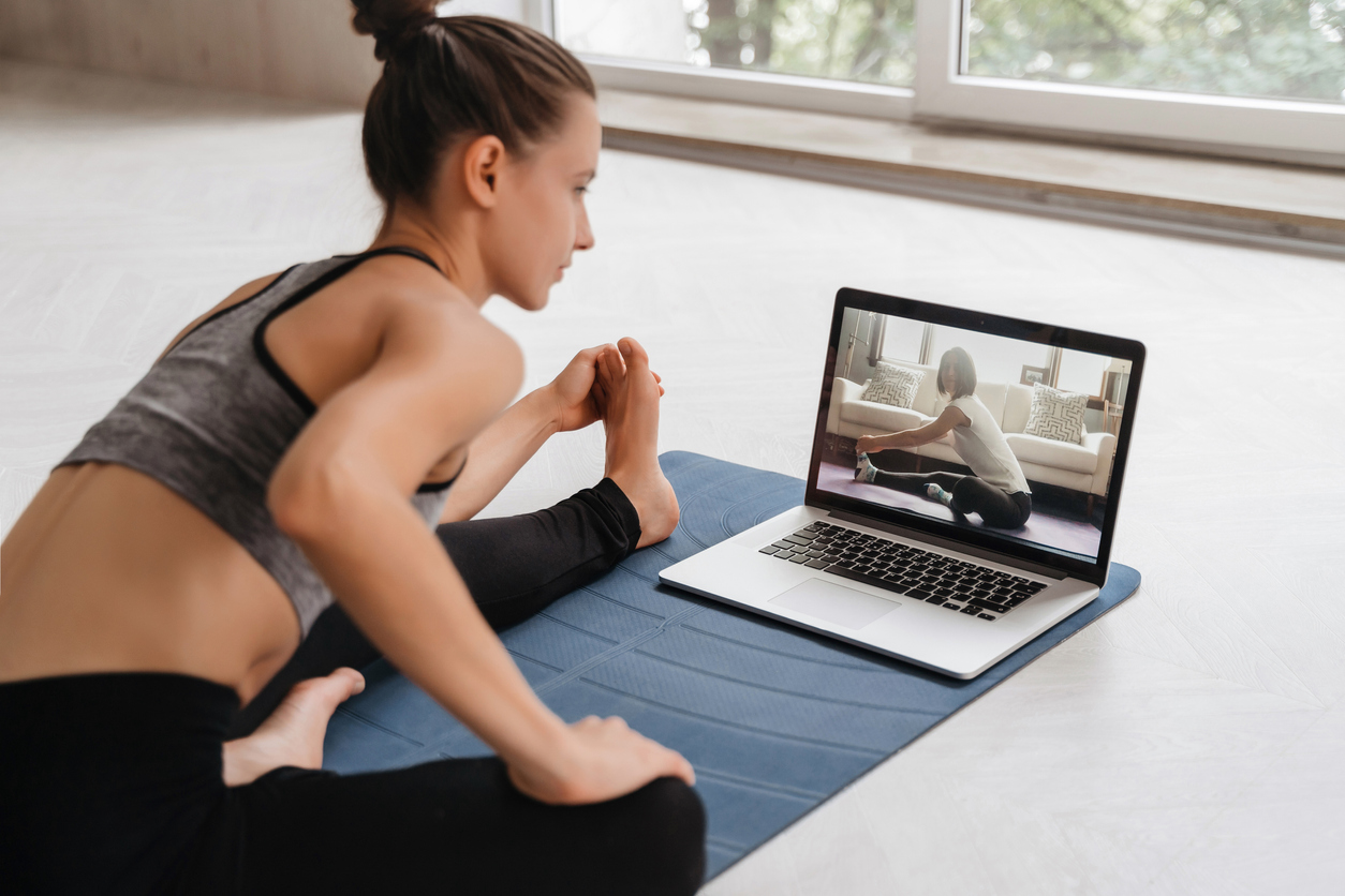 Health coach teaching yoga online with these tools to help build your coaching business
